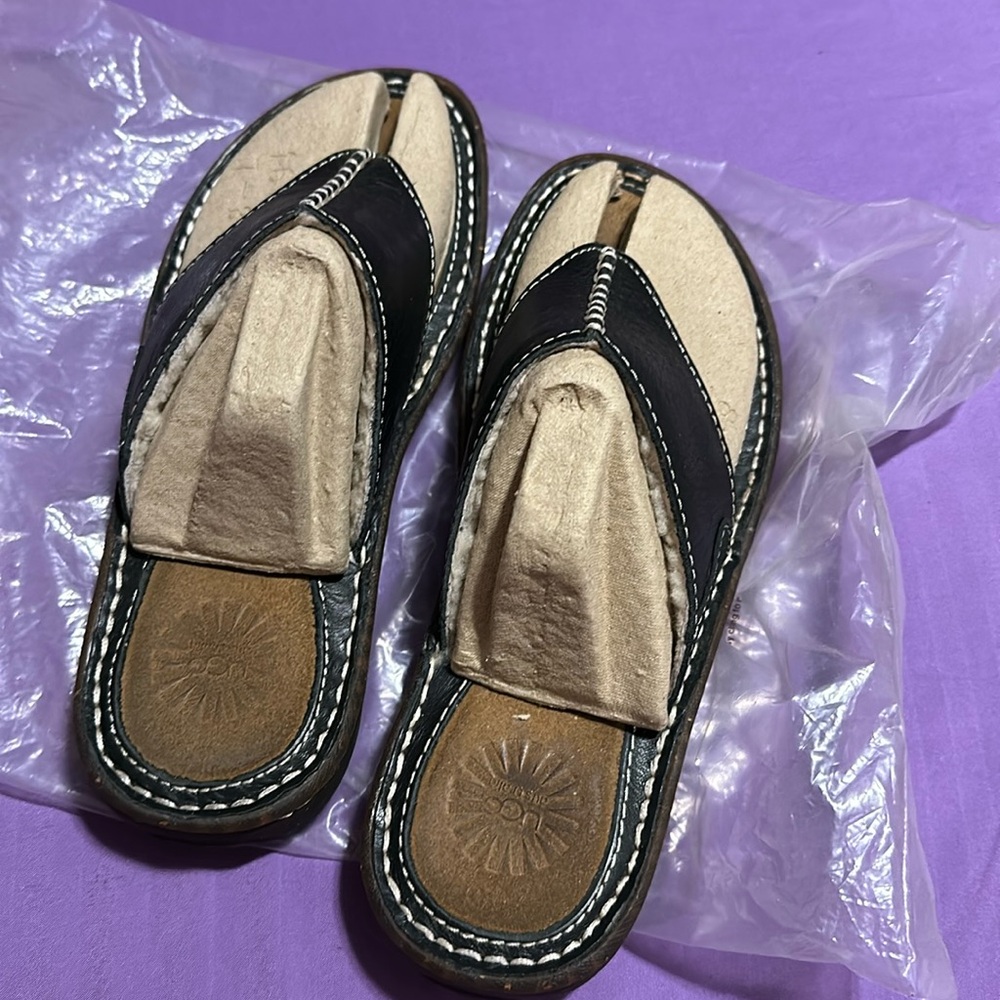 Never worn sheepskin lined black leather thong Ugg sandals